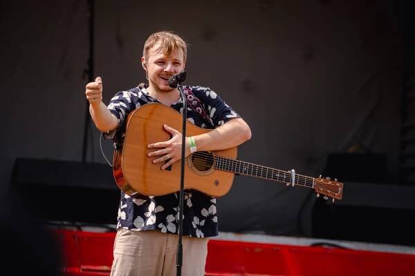 Ed Sheeran si podmanil Hradec Králové. Zpěvák své fanoušky pozdravil česky