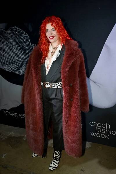 FOTO: Žofie Dařbujánová na přehlídce Debbie Brown. – stránka 42