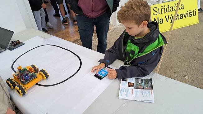 Maker Faire 2022: Festival kreativity ovoněly parfémy namíchané umělou inteligencí