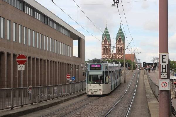 Freiburg – Straßenbahnen und Busse in Krefeld