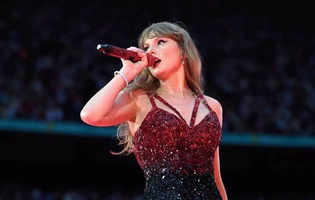 Taylor Swift performs onstage during "Taylor Swift | The Eras Tour" at Wembley Stadium on August 15, 2024 in London, England. (Photo by Gareth Cattermole/TAS24/Getty Images for TAS Rights Management )