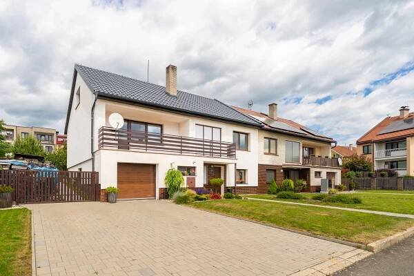 Rodinný dům s bazénem v obci Domaželice u Přerova - HUSKY REALITY 