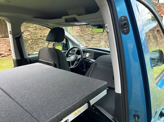 Volkswagen rozšiřuje nabídku obytných aut. Novinkou je Multivan se spacím boxem