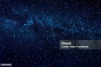 Stock fotografie Jasná Noční Obloha S Mléčnou Dráhou A Obrovským Množstvím Hvězd – stáhnout obrázek nyní