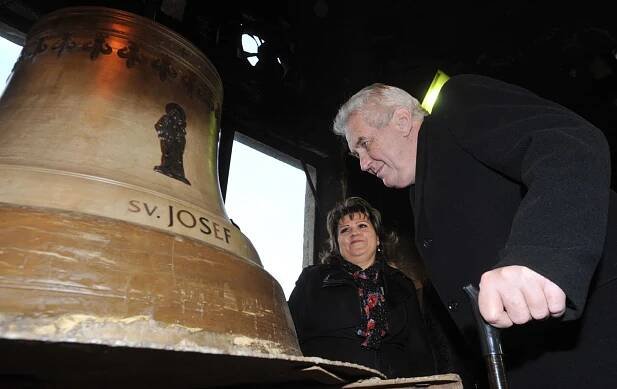 Miloš Zeman při návštěvě zvonařské dílny v roce 2014 