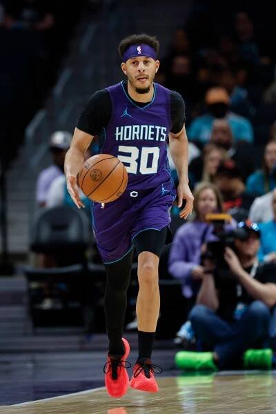 Charlotte Hornets guard Seth Curry brings the ball upcourt against the Chicago Bulls
