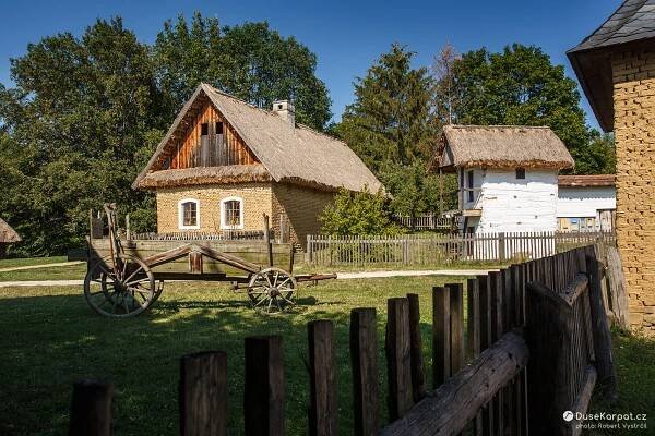 Zemědělská usedlost Aloise Bětíka z Podhradí, postavená z nepálených cihel (vepřovic) a kamene, došková střecha je ze žitné slámy (2017)
