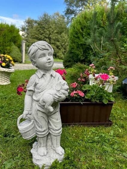Betonová figurka Chlapec se psem, zahradní dekorace z betonu, 6 kg, 42 cm