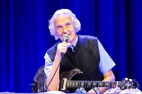 Gallery - Official Webpage of Shakti - John McLaughlin, Zakir Hussain, Shankar Mahadevan, V. Selvaganesh, Ganesh Rajagopalan
