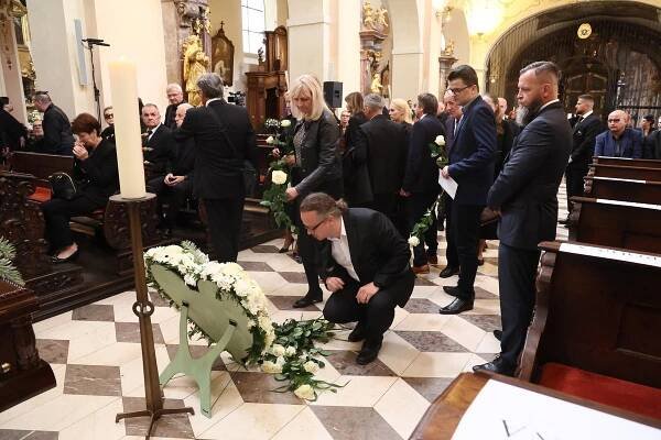 FOTO: Rodina a přátelé přišli dát poslední sbohem Vašovi Patejdlovi. – stránka 117