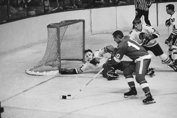Tony Esposito, Nimble Hall of Fame Goalie Known as Tony O, Dies at 78 - The New York Times