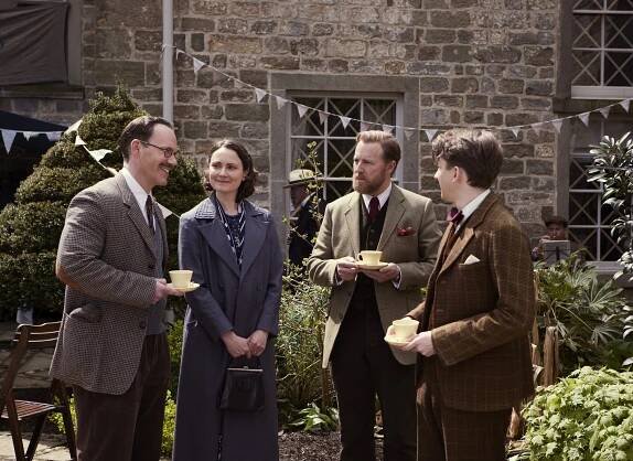 Will Thorp, Anna Madeley, Samuel West, James Anthony-Rose - Všechny velké a malé bytosti - Pravá ruka - Z filmu