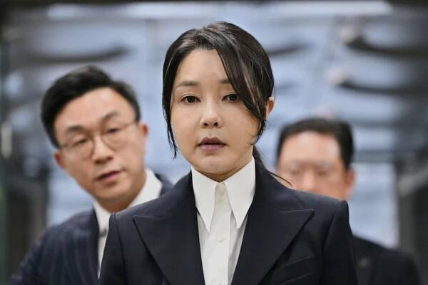 Kim Keon Hee dressed in black