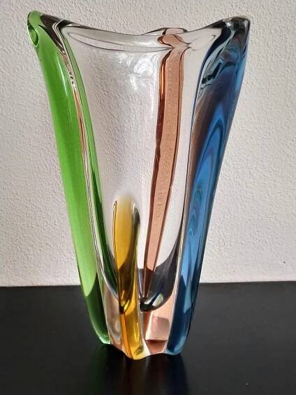 PŘEKRÁSNÁ VÁZA HUTNÍ SKLO | Aukro