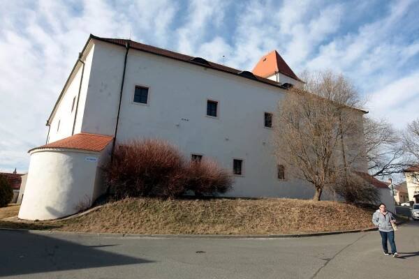 Oprava tvrze přijde na 55 milionů, tvrdí starosta Hluku