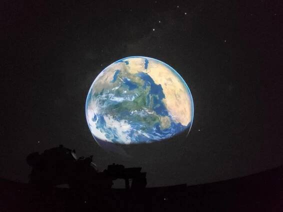 Základní škola Praha - Kbely | Páťáci navštívili holešovické planetárium a Maroldovo panorama