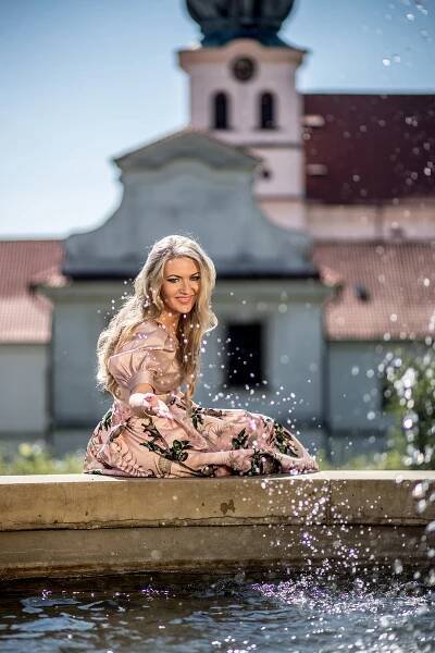 Ústečanka Lenka Graf zazpívala obě hymny před fotbalovým utkáním ČR – Německo