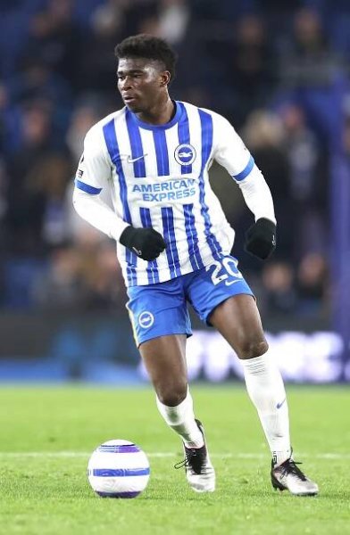 BRIGHTON, ENGLAND - APRIL 02: Carlos Baleba of Brighton & Hove Albion controls the ball during the Premier League match between Brighton & Hove Albion FC and Aston Villa FC at Amex Stadium on April 02, 2025 in Brighton, England. (Photo by Warren Little/Getty Images)