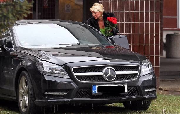 Vendula Svobodová parkovala na trávě. A dokonce měla i umyté auto! Tleskáme.