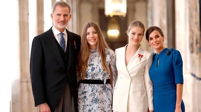 Královna Letizia září na vánoční fotce s králem a dcerami. Zákeřným exšvagrem se rodina nenechala rozhodit!
