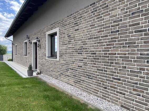 Moderní šedé cihličky na fasádě