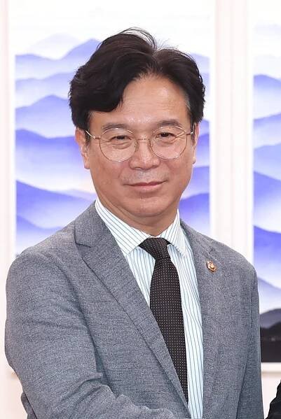 Kim Young-hoon (politician)