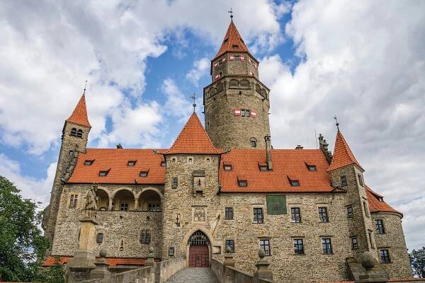Dominantní hrad Bouzov na Moravě
