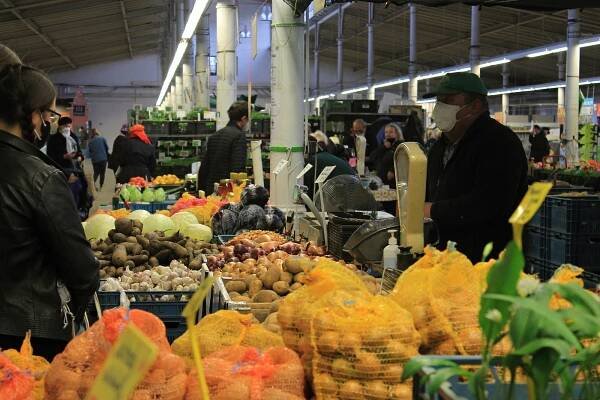 Farmáři už mohou prodávat v tržnici: Bojíme se, aby nás zase nezavřeli