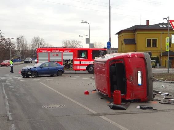 VIDEO: Dodávka po srážce v Ostravě skončila na boku
