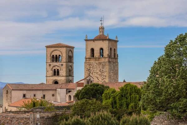 kostel santa maría la mayor: trujillo, extremadura, španělsko. - románský sloh - stock snímky, obrázky a fotky