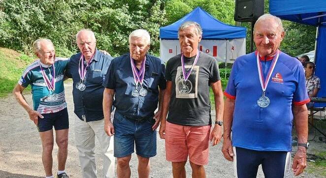 Cyklističtí oslavenci při Milčově kolečku v Bosonohách.