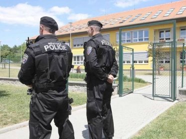 Policie kvůli střelbě v Žebětíně hledá jedenadvacetiletého mladíka. Je ozbrojený