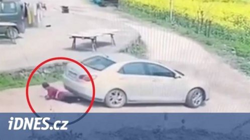 Řidič srazil při couvání ženu. Vlekl ji pod autem - iDNES.tv