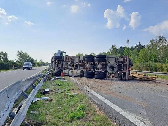 Dálnici D3 u Chotovin uzavřela havárie kamionu. Náklad ležel v obou pruzích