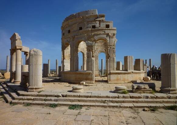 File:Leptis Magna - Marktgebäude (macellum).jpg - Wikimedia Commons