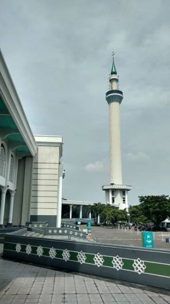 File:20161130 0921 Masjid Nasional Al-Akbar Surabaya 2016 minaret.jpg - Wikipedia