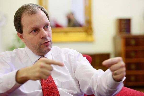 Feri není první, koho dohnaly sexuální aféry. Komu z politiků už zlomily vaz?