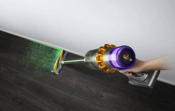 Ruka držící vysavač Dyson V15 Detect