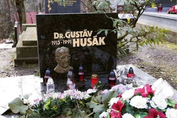 Hroby komunistický papalášů: Biľaka pochovají vedle jeho manželky