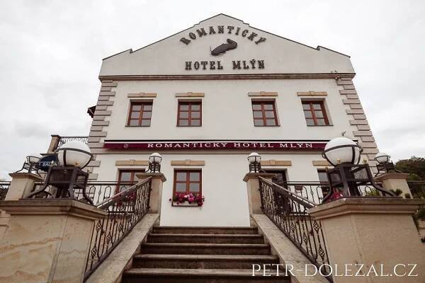 Romantický Hotel Mlýn Karlštejn – svatba očima svatebního fotografa - Petr Doležal