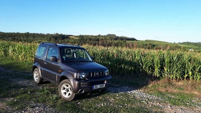 Suzuki Jimny je parťák pro cesty i necesty. Je vysazený na zdolávání „kozích“ stezek, i když bourat byste v něm nechtěli. Jak jezdí coby ojetina?