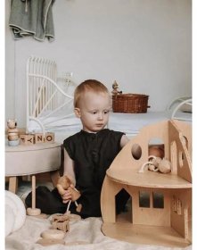 Dřevěný dětský domeček s kulatými policemi - ProMamku