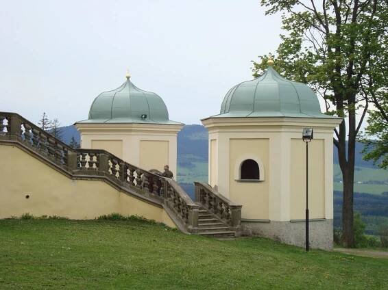 Hora Matky Boží-vstupní velké schodiště s kapličkami-Foto:Ulrych Mir.