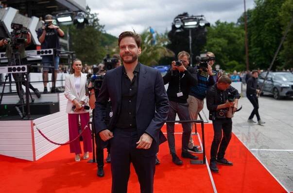 Herec Daniel Brühl dorazil na MFF Karlovy Vary, prošel se po červeném koberci, uvedl film a převzal cenu | Červenýkoberec.cz