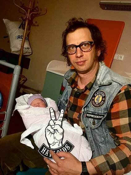 Jiří Maryško s novorozenou dcerou.