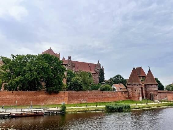 Den 3. Moře, Malbork a posraný Polsko – Karvayovi