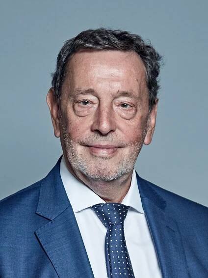 Soubor:Official portrait of Lord Blunkett crop 2.jpg – Wikipedie