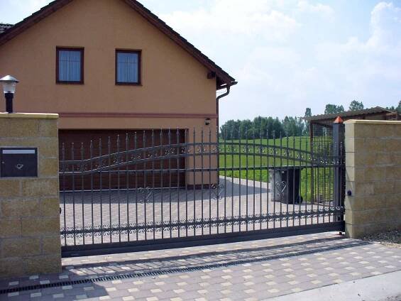 Vjezdové brány privátní - Posuvné, nesené | A-ZET spol. s r.o. Jablonec nad Nisou Liberec Azet - Vrata, Oplocení, Brány