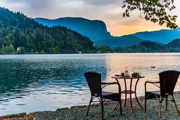 Ikonické jezero Bled při cestě do Chorvatska nabízí koupání, relax i turistiku