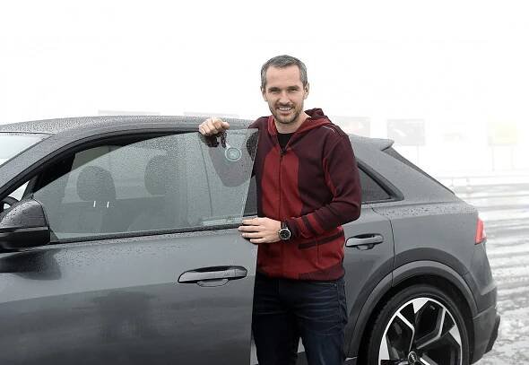Kam zamířil po odchodu ze Snídaně? Hejda si užívá luxus aut za miliony
